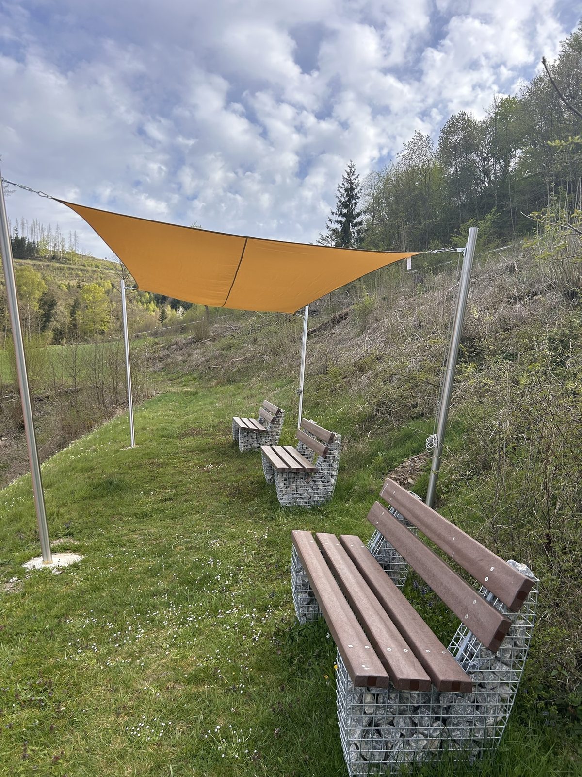 Aussichtsbänke an Platz 2 und 3 unter dem Sonnensegel