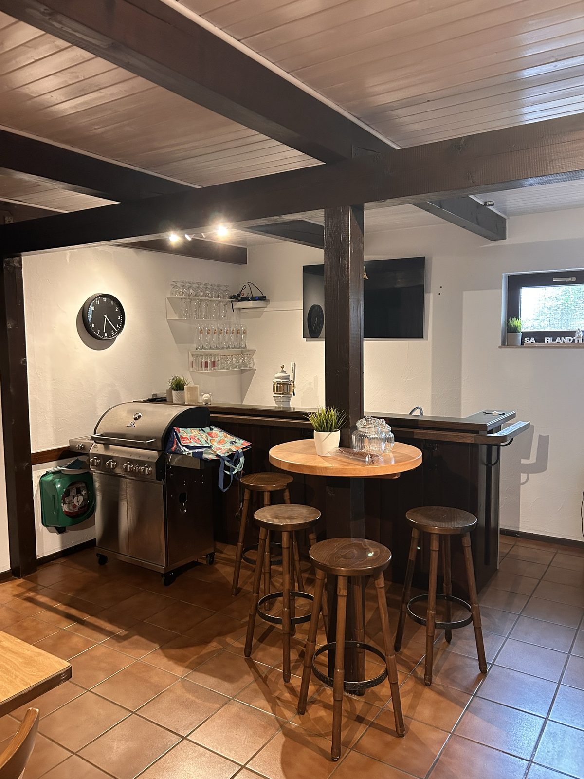 Clubhaus innen mit Bistrotischen und Theke