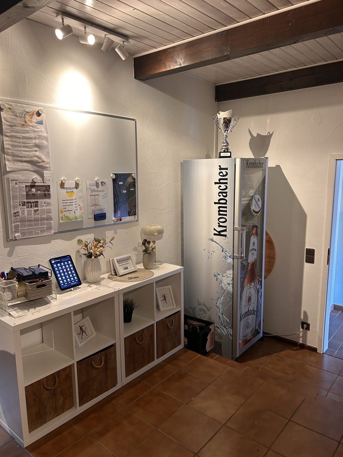 Theke mit Pokal und Vereinsdekoration
